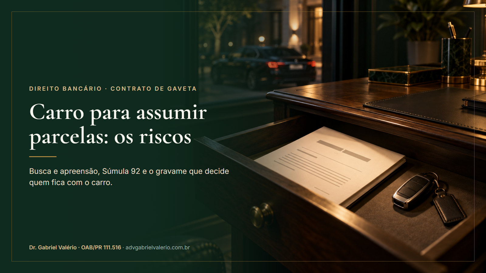 Gaveta de escrivaninha entreaberta com um contrato dobrado e a chave de um carro; ao fundo, um sedã estacionado na rua à noite. Carro para assumir parcelas: os riscos de comprar carro financiado de outra pessoa