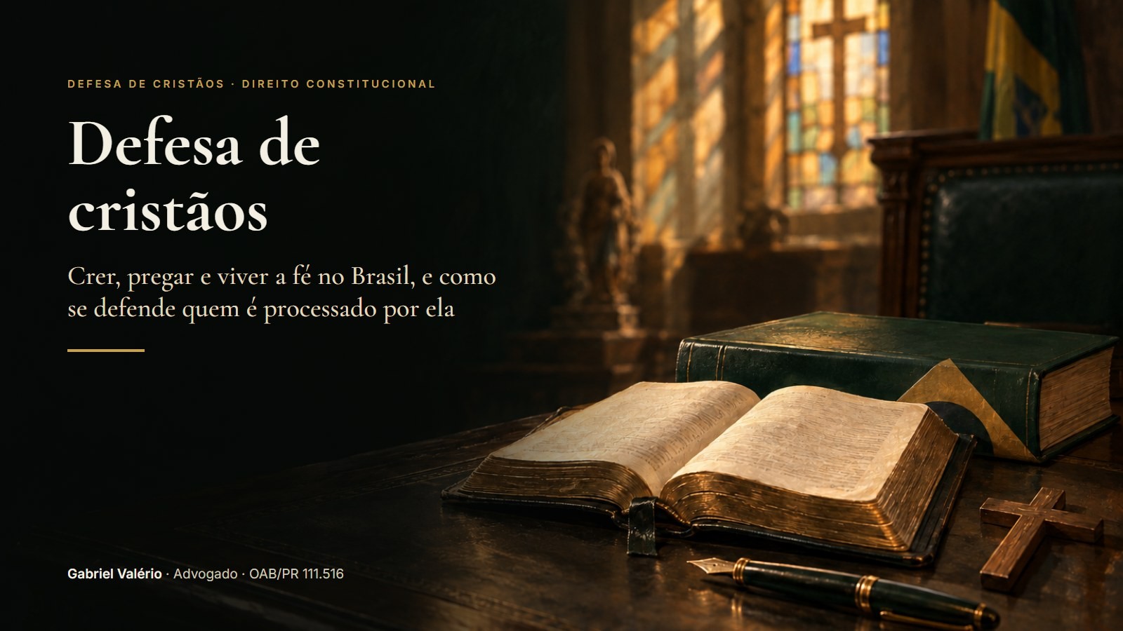 Capa: Bíblia aberta, Constituição, caneta e cruz sobre a mesa de um escritório de advocacia, à luz de um vitral, com o título Defesa de cristãos