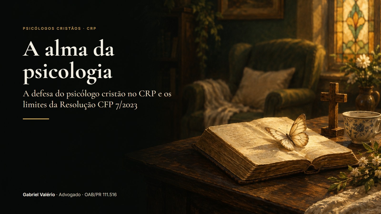 Capa: livro aberto com uma borboleta, símbolo grego da psyché, cruz de madeira e poltrona de consultório à luz de um vitral, com o título A alma da psicologia