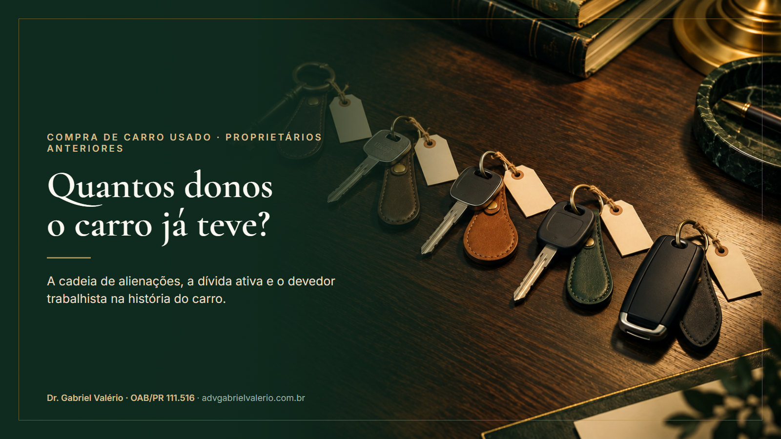 Cinco chaves de carro de épocas diferentes alinhadas sobre uma mesa de madeira escura, cada uma com chaveiro de couro e etiqueta em branco. Quantos donos o carro já teve? Como ver os proprietários anteriores pela placa