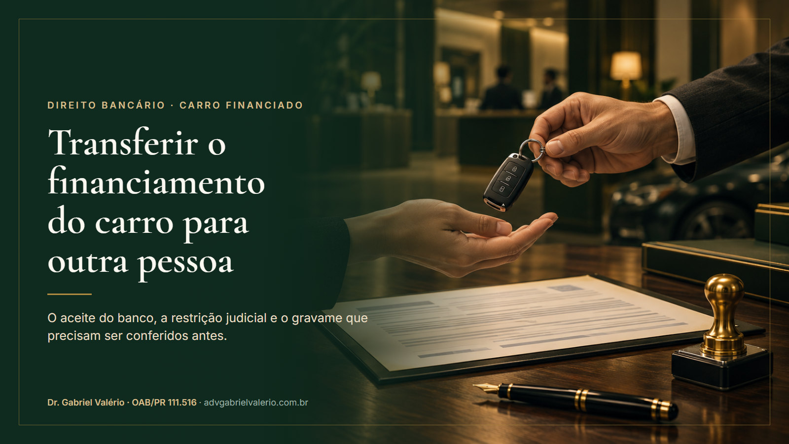 Duas mãos trocam a chave de um carro por cima de um contrato de financiamento, com caneta e carimbo, numa agência bancária. Transferir o financiamento do carro para outra pessoa: é possível e como fazer